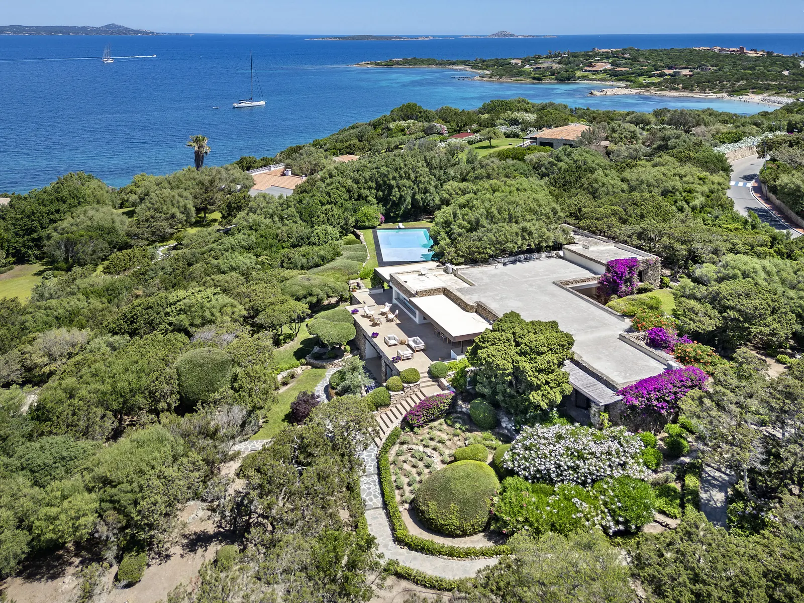 La costa della Costa Smeralda vista dall'alto, con la villa e il mare turchese