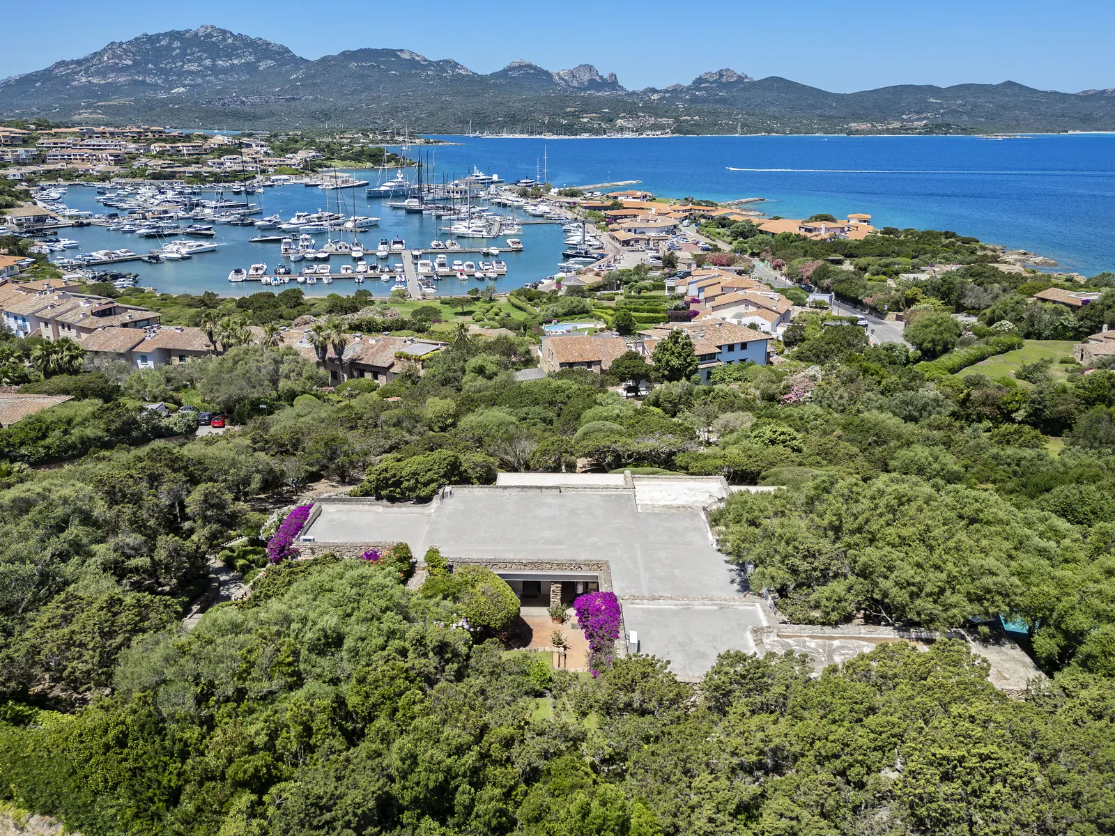 Il porto di Porto Rotondo visto dall'alto, con la villa in primo piano