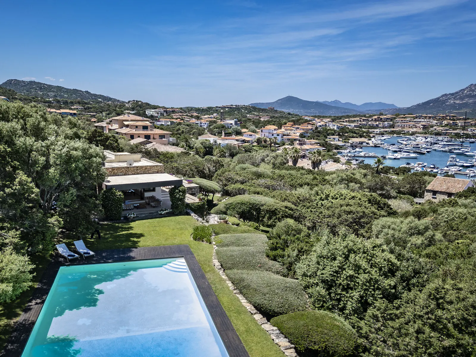 Vista aerea di Porto Rotondo con la villa immersa nel verde e il porto sullo sfondo