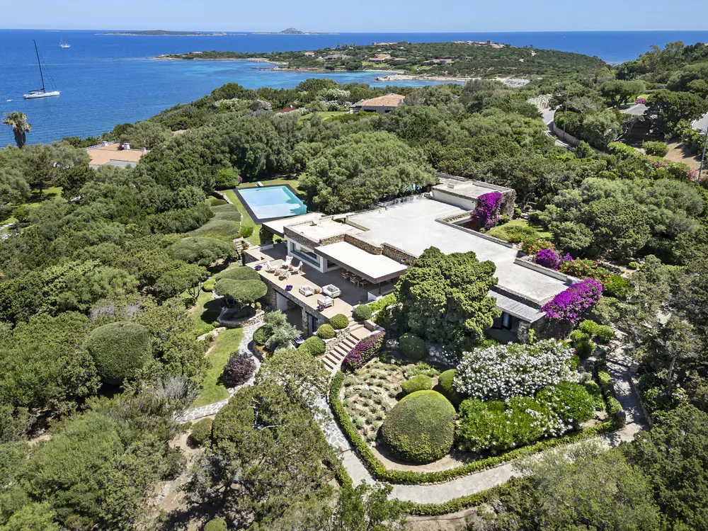 Villa Clelia dall'alto tra il verde e il mare