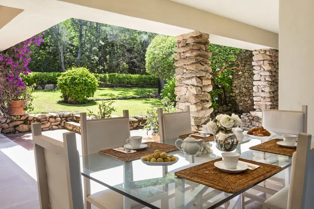 Tavolo della colazione affacciato sul giardino mediterraneo