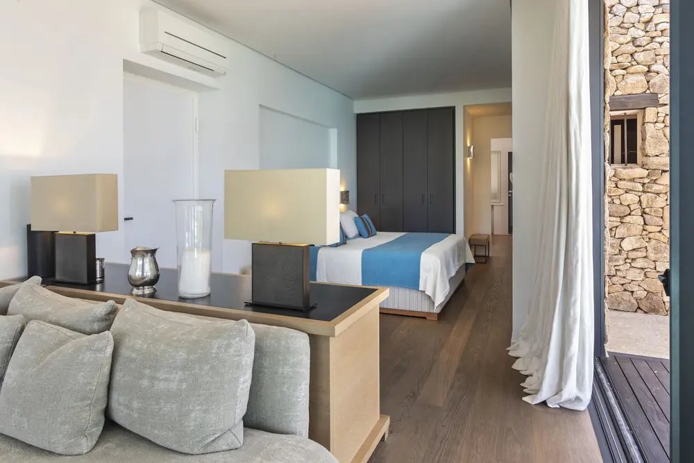 Suite principale con letto matrimoniale e tende bianche